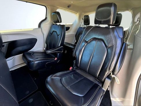 Used 2022 Chrysler Pacifica Touring-L image 26