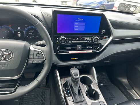 Used 2025 Toyota Highlander Platinum AWD/4WD image 22