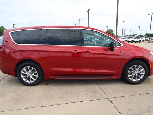 Used 2026 Chrysler Pacifica Select AWD/4WD image 4