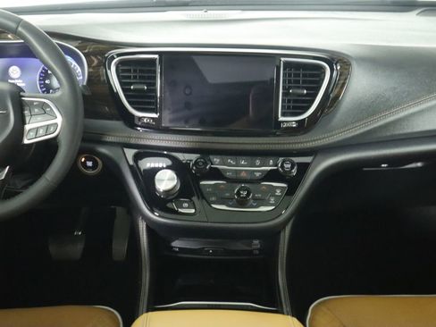 Used 2022 Chrysler Pacifica Pinnacle image 14