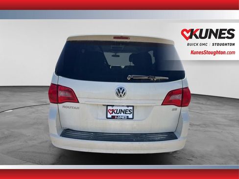 Used 2011 Volkswagen Routan SE FWD image 8