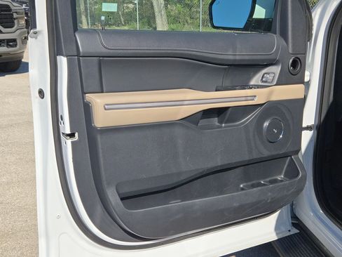 Used 2024 Ford Expedition Limited image 11