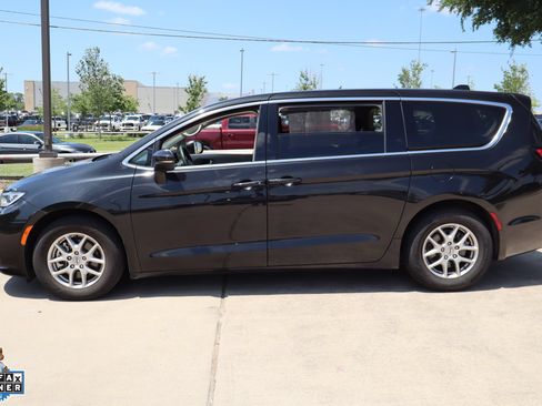 Used 2023 Chrysler Pacifica Touring-L FWD image 7