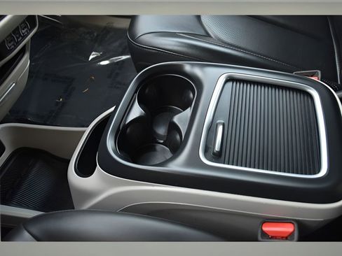 Used 2023 Chrysler Pacifica Touring-L image 33