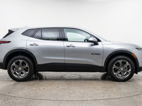 Used 2025 Chevrolet Blazer LT FWD image 11