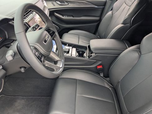 New 2025 Jeep Grand Cherokee Overland w/ Luxury Tech Group IV image 16