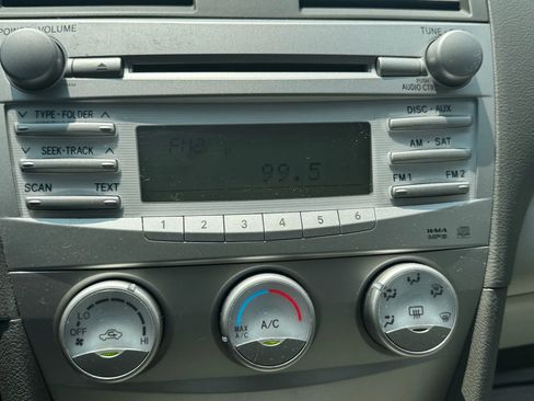 Used 2010 Toyota Camry LE image 24