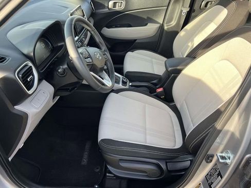 Used 2025 Hyundai Venue SEL FWD image 25