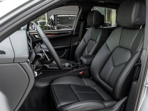 Certified 2026 Porsche Macan AWD/4WD image 5