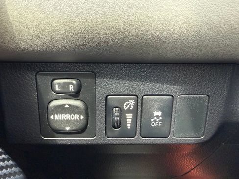 Used 2015 Toyota RAV4 XLE AWD/4WD image 26