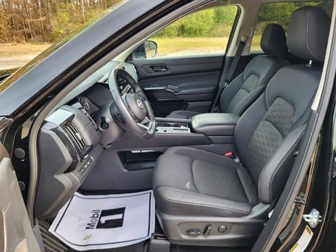 Used 2025 Nissan Pathfinder SV image 12