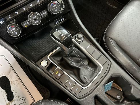 Certified 2023 Volkswagen Jetta SE w/ Panoramic Sunroof Package image 17