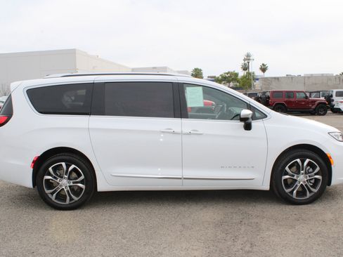 New 2026 Chrysler Pacifica Pinnacle image 3