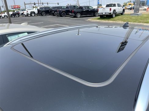 Used 2022 Buick Envision Avenir w/ Technology Package II image 3