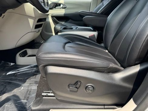 Used 2024 Chrysler Pacifica Touring-L FWD image 5