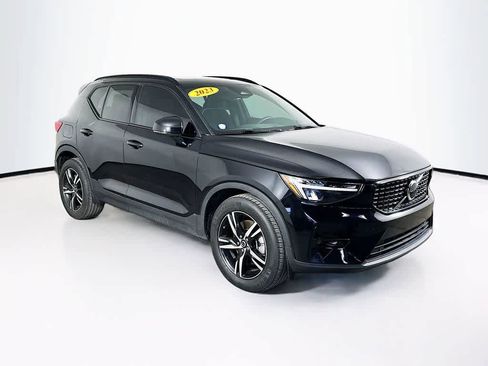 Used 2023 Volvo XC40 B5 Plus image 22