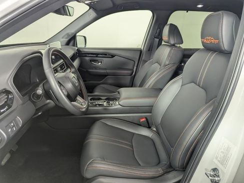 Used 2025 Honda Pilot TrailSport image 10