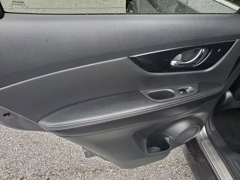 Used 2017 Nissan Rogue SL w/ SL Premium Package image 13