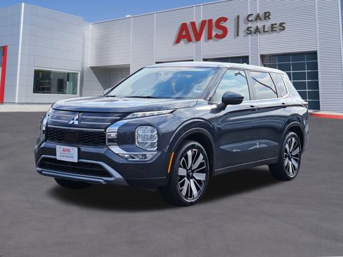 Used 2025 Mitsubishi Outlander SE image 1