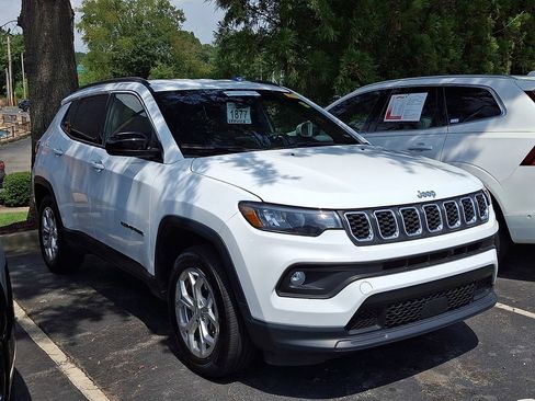 Used 2024 Jeep Compass Latitude AWD/4WD image 2