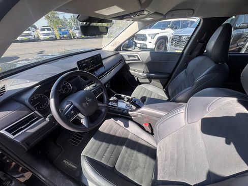 Used 2025 Mitsubishi Outlander AWD image 3