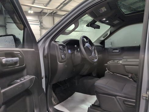 Used 2019 Chevrolet Silverado 1500 Custom w/ Custom Value Package AWD/4WD image 8