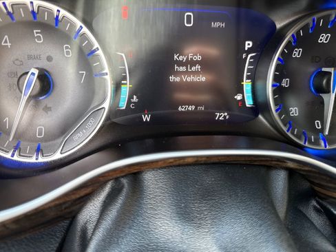 Used 2024 Chrysler Pacifica Limited FWD image 16