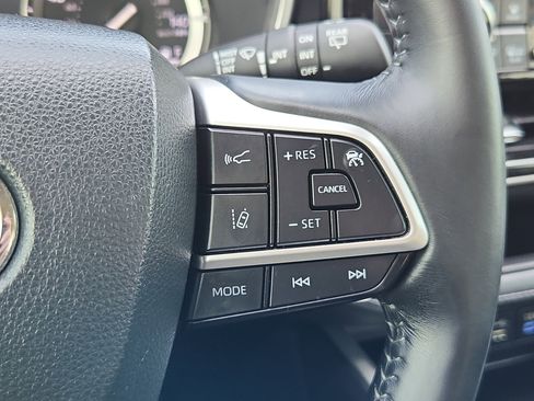 Used 2022 Toyota Highlander XLE image 21