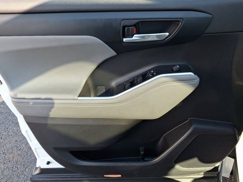 Used 2023 Toyota Highlander XLE image 10