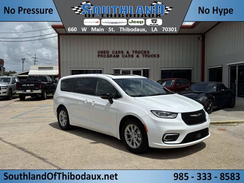 Used 2026 Chrysler Pacifica Limited FWD image 1