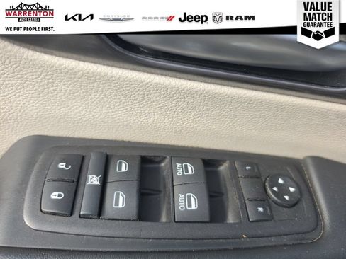 Used 2024 Chrysler Pacifica Touring-L FWD image 13