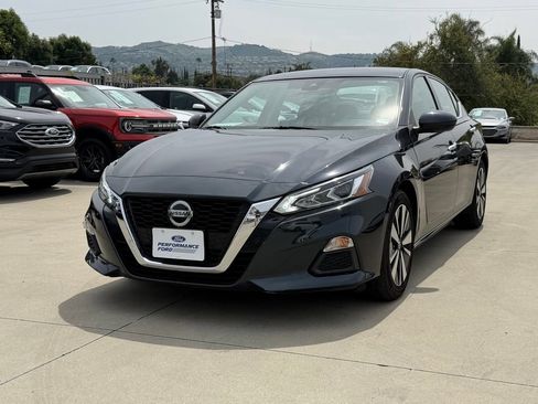 Used 2022 Nissan Altima 2.5 SV FWD image 2