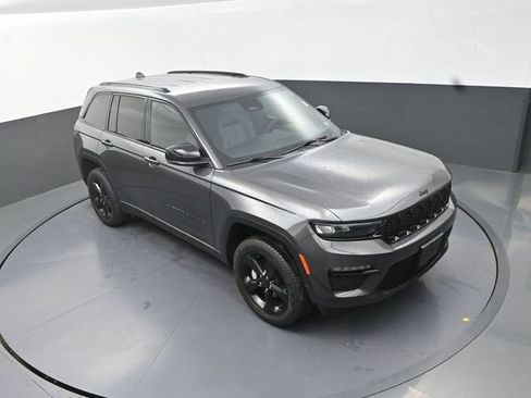 Used 2025 Jeep Grand Cherokee Limited w/ Black Appearance Package AWD/4WD image 24
