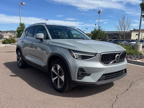 Used 2024 Volvo XC40 B5 Plus AWD/4WD image 1