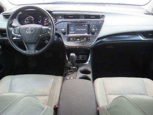 Used 2018 Toyota Avalon Limited image 3