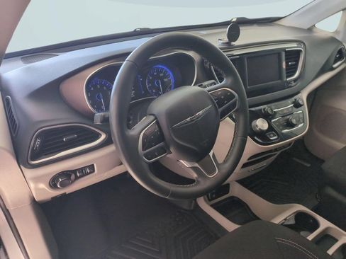 Used 2022 Chrysler Voyager LX FWD image 13