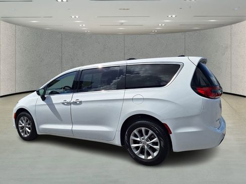 Used 2025 Chrysler Pacifica Select w/ Uconnect Theater Family Group AWD/4WD image 7