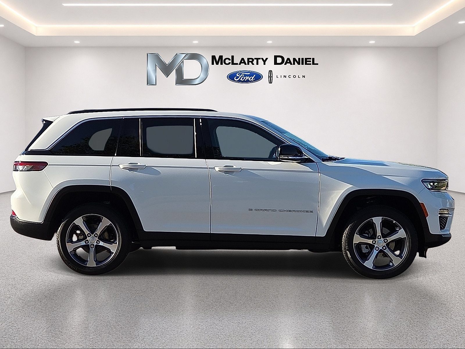 Used 2025 Jeep Grand Cherokee Limited w/ Trailer Tow Package AWD/4WD image 6