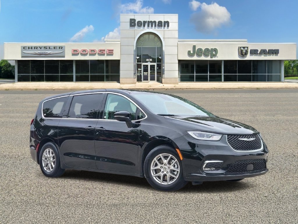 Used 2024 Chrysler Pacifica Touring-L FWD image 2