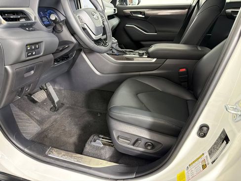 Used 2026 Toyota Highlander Platinum AWD/4WD image 10