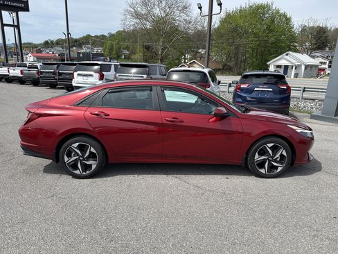 Used 2023 Hyundai Elantra SEL w/ Convenience Package image 2