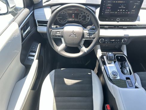 Used 2025 Mitsubishi Outlander AWD image 17