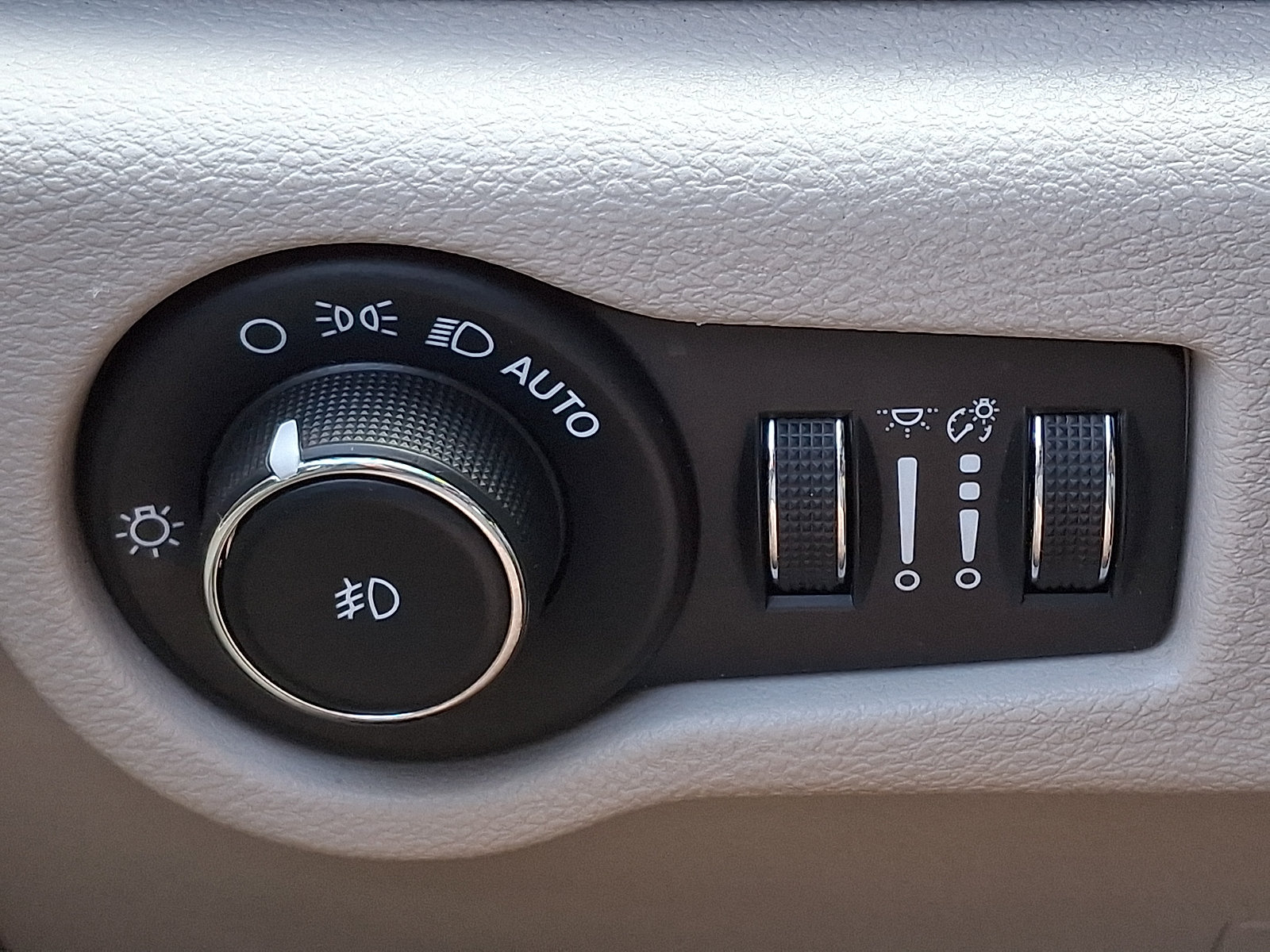 Used 2023 Chrysler Pacifica Touring-L FWD image 28