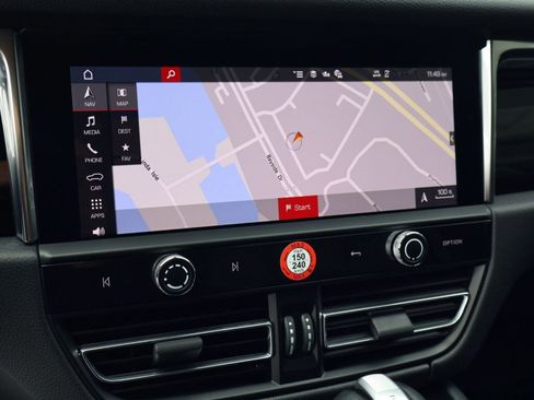 Certified 2025 Porsche Macan AWD/4WD image 18