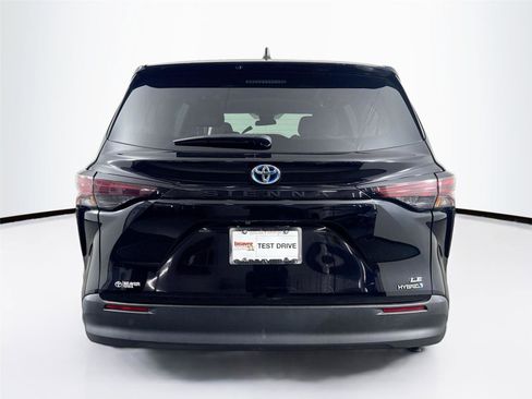 Used 2024 Toyota Sienna LE image 11