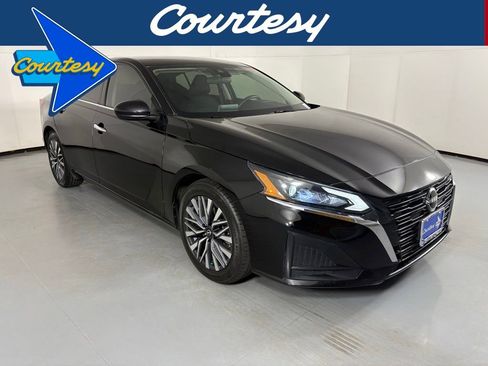 Used 2023 Nissan Altima 2.5 SV image 1