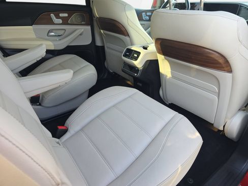 Used 2024 Mercedes-Benz GLS 580 4MATIC image 11
