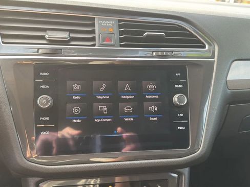 Used 2022 Volkswagen Tiguan SE image 32