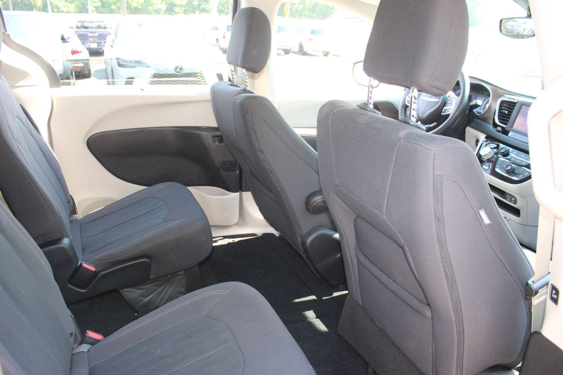 Used 2019 Chrysler Pacifica Touring Plus w/ Tire & Wheel Group FWD image 27