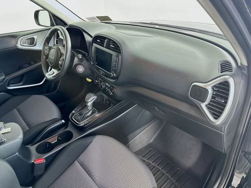 Used 2025 Kia Soul LX w/ LX Technology Package FWD image 30